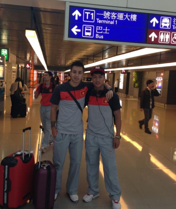 Bộ đôi cầu thủ Việt kiều Michal Nguyễn và Mạc Hồng Quân chụp ảnh lưu niệm ngay khi đặt chân tới Hong Kong.